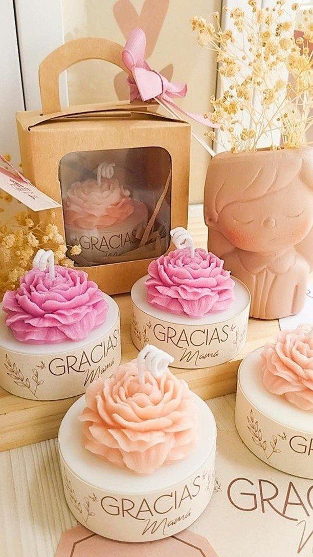 Flower-shaped wax candles with Gracias Mama labels and a gift box.