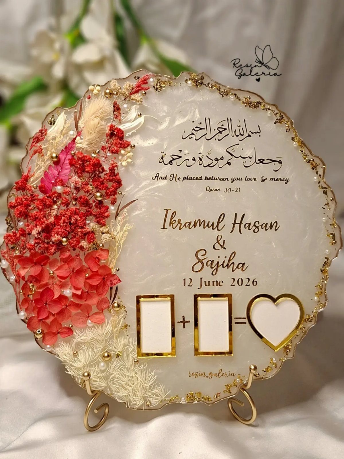 Circular resin wedding plaque with red dried flowers, gold accents, and personalized text.